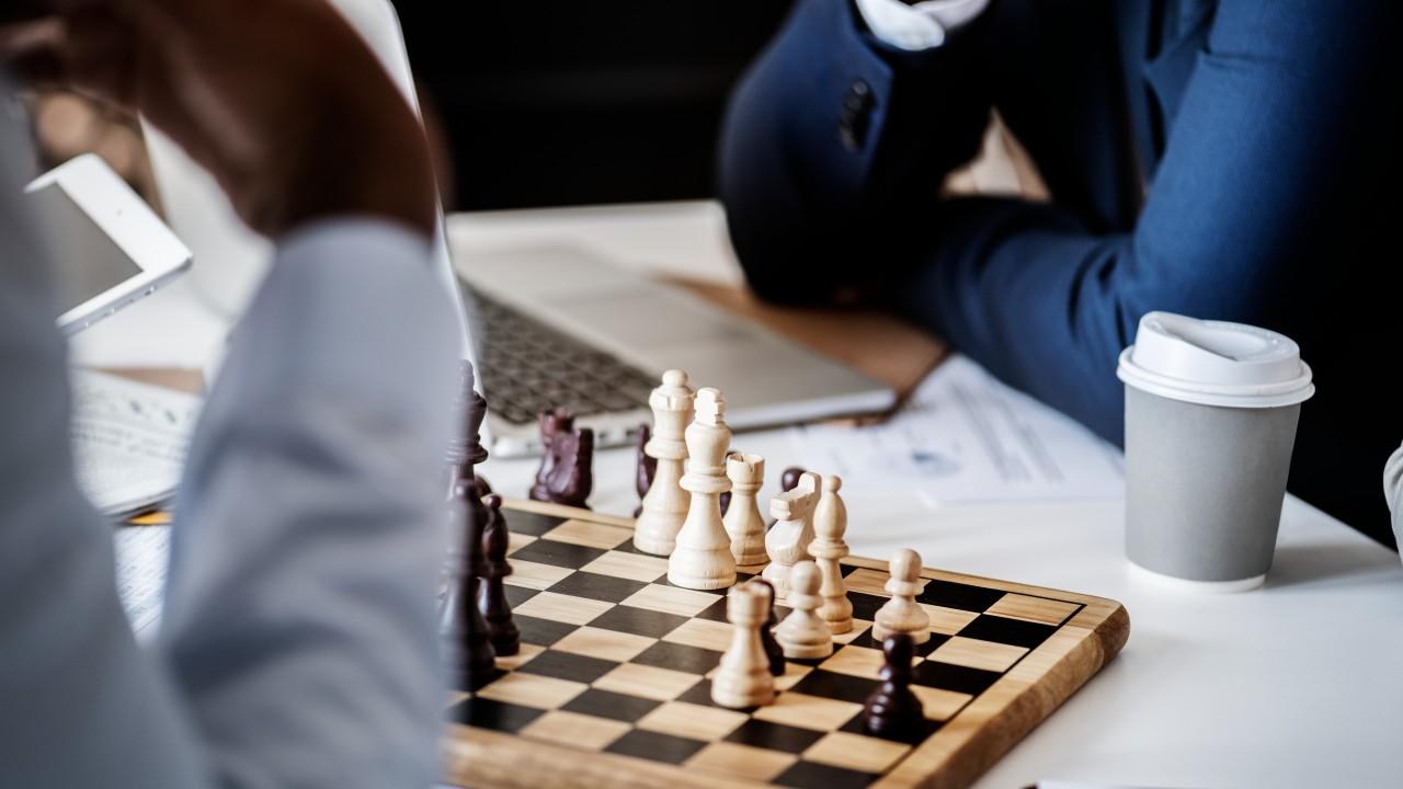 Letter Consulting | 2026 não aceita amadorismo. A escolha do regime tributário deixou de ser burocracia para virar estratégia. — Crédito da Imagem: Freepik
